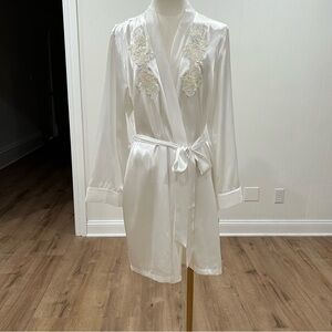 Línea Donatella  Sonya Embellished Satin Polyester Bridal Wrap Robe NWT L/XL